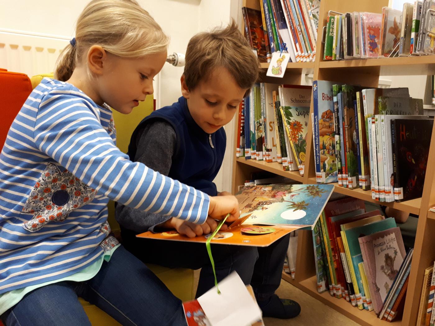 Kinder in Bücherei