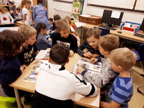 Kinder beim Lesen