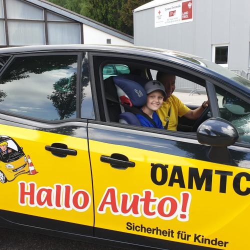 Romeo sitzt im Auto