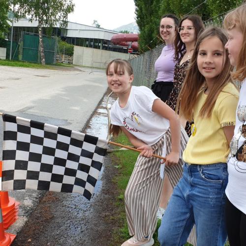 Mariya schwingt die Zielflagge