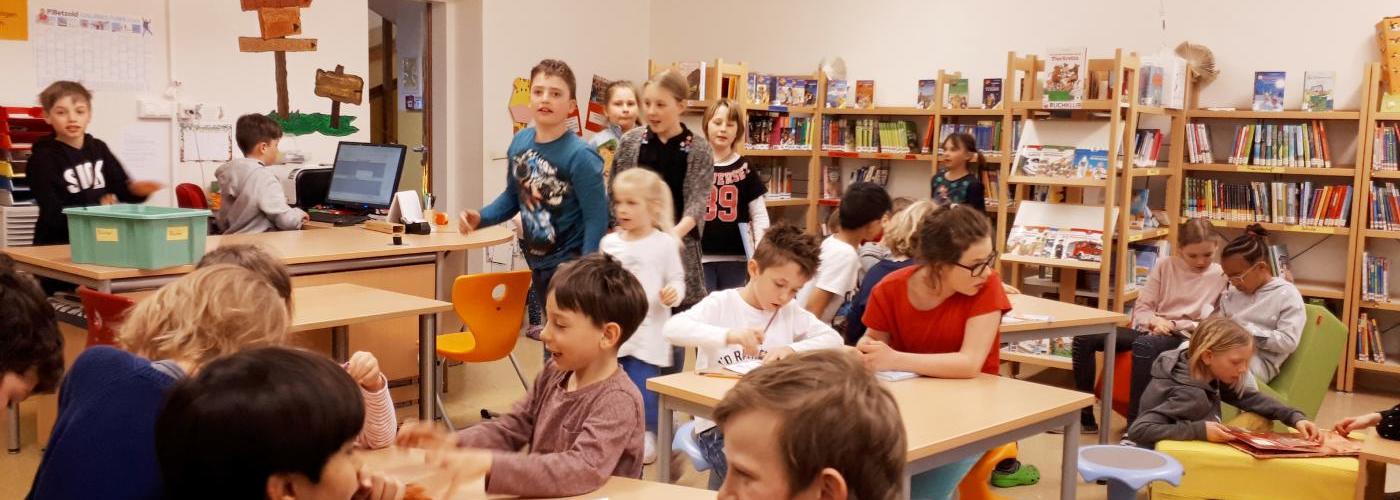 Kinder in Bücherei