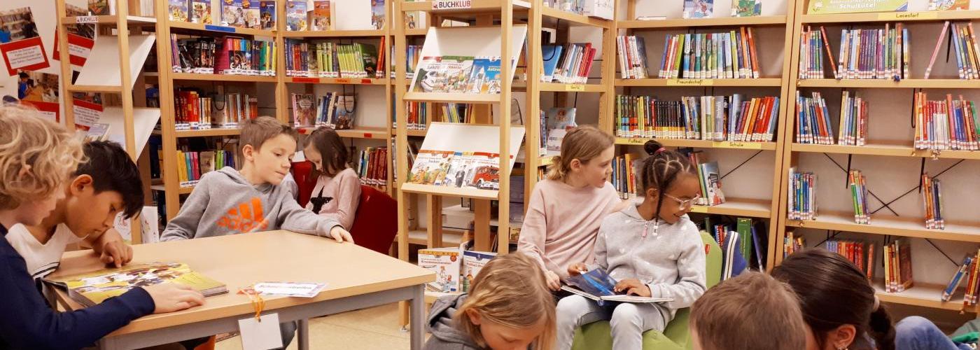 Kinder in Bücherei