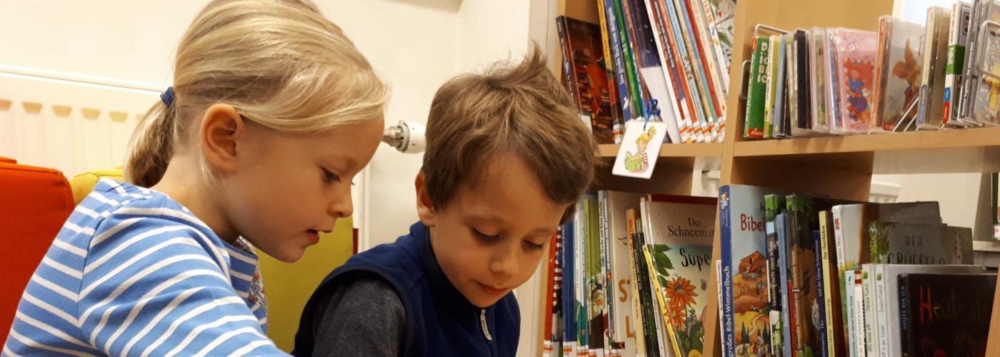 Kinder in Bücherei