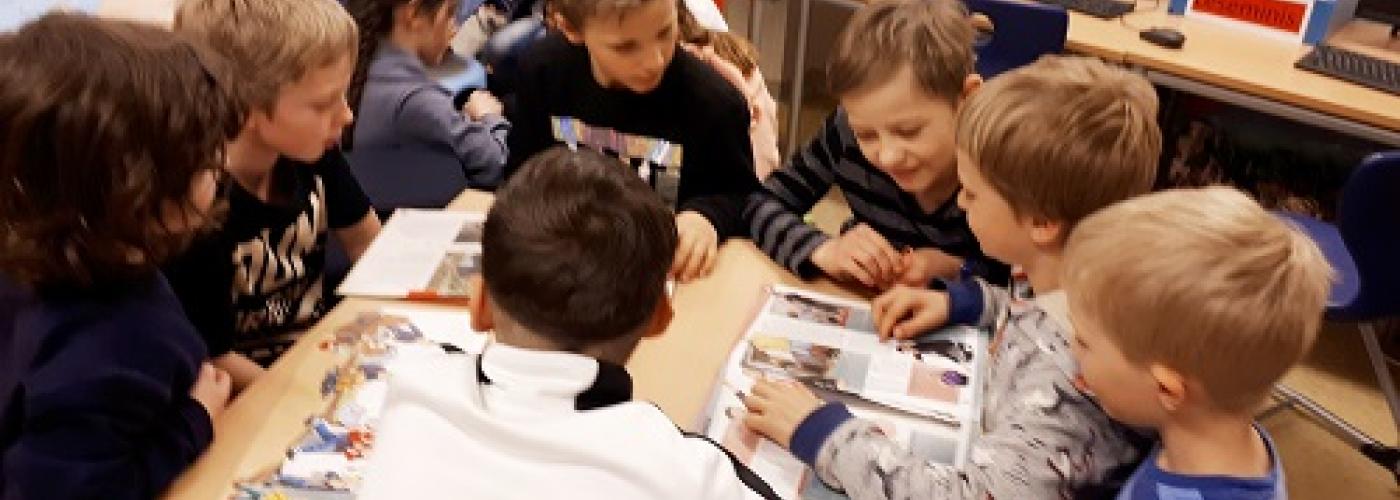 Kinder beim Lesen
