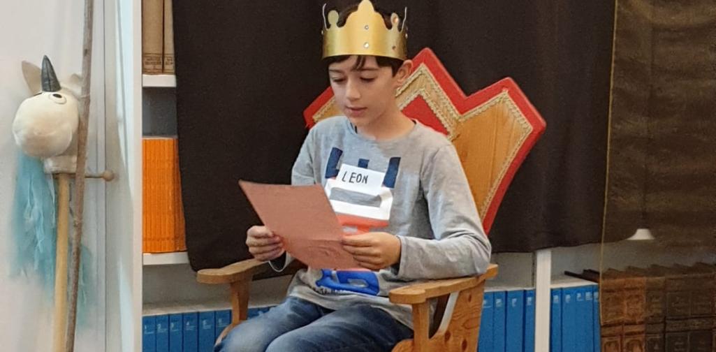 Leon liest den Brief vor. Leon liest den Brief vor.