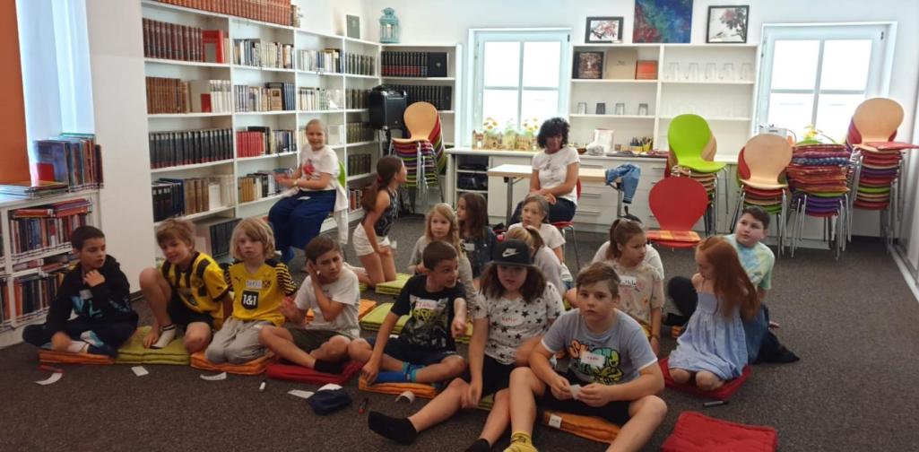 Alle warten gespannt. Alle warten gespannt.